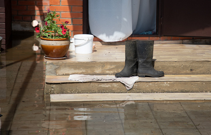 По лужам в Туле с комфортом и стилем: как носить резиновые сапоги без вреда для здоровья и с чем их сочетать, чтобы ловить восторженные взгляды