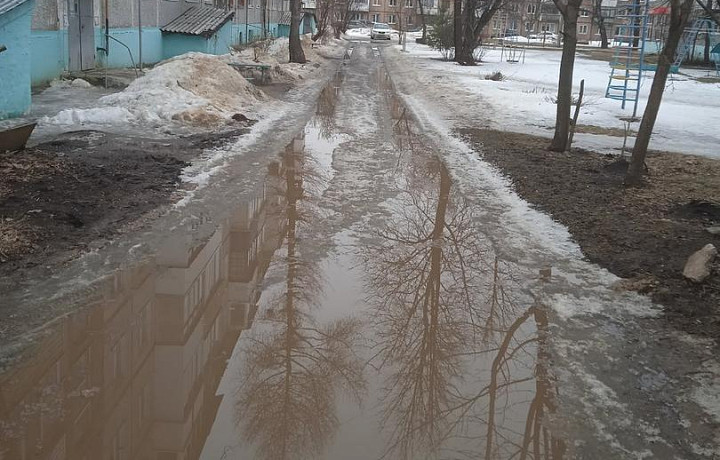 Жители Новомосковска пожаловались на лужи на улице Школьной