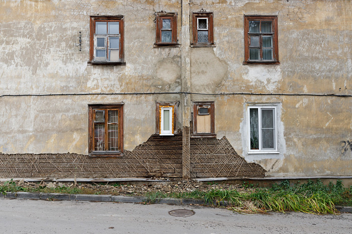 «Все это рухнет людям на голову»: Почему 70-летний разваливающийся деревянный дом по улице Шухова в Туле до сих пор не могут признать аварийным