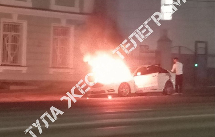 В Туле загорелась машина на проспекте Ленина