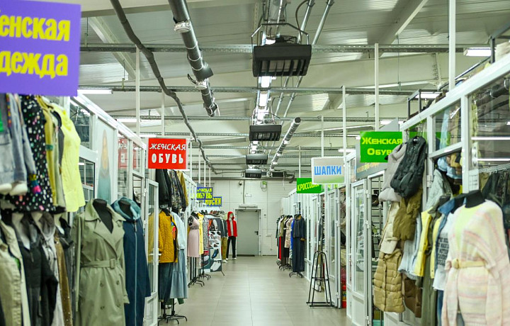 Продавцы ТЦ на Коминтерна рассказали, когда лучше покупать одежду и обувь к школе