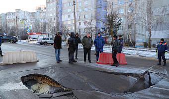 Беспалов взял на контроль инцидент с порывом трубы и повреждением дороги в Туле