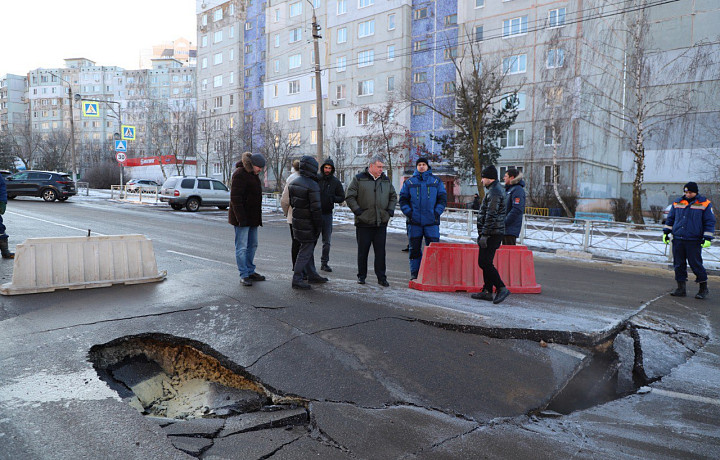 Беспалов взял на контроль инцидент с порывом трубы и повреждением дороги в Туле