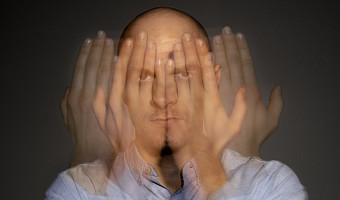 Это не резкие перепады настроения, а болезнь: что такое биполярное расстройство, и как правильно обращаться с людьми, страдающими от него