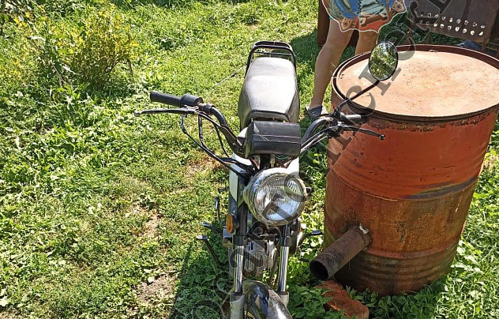 В тульском селе Кочкино 11-летний мотоциклист нарушил правила и врезался в «ВАЗ-21074»