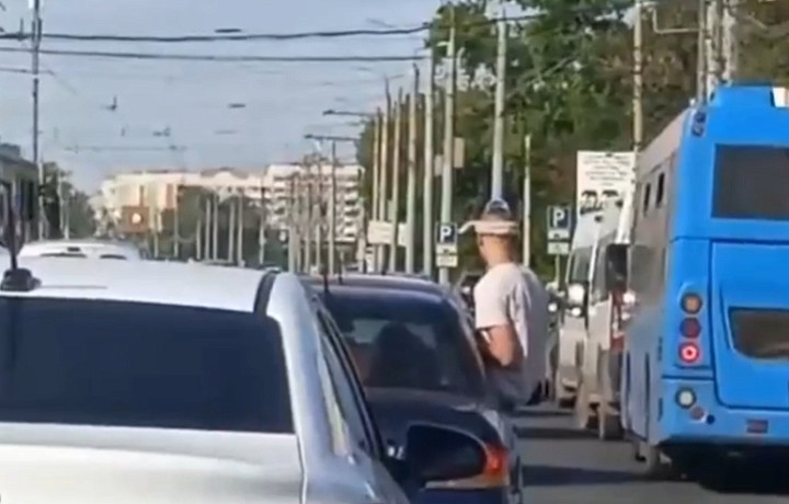 Мужчина с заячьими ушками проехал по Туле, высунувшись из окна авто