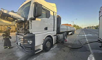 Тульские спасатели потушили грузовой автомобиль на трассе М-2 «Крым»