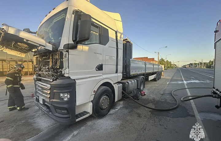 Тульские спасатели потушили грузовой автомобиль на трассе М-2 «Крым»