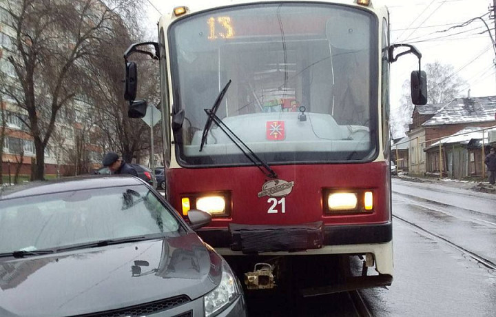 На улице Епифанской в Туле автомобиль Chevrolet столкнулся с трамваем