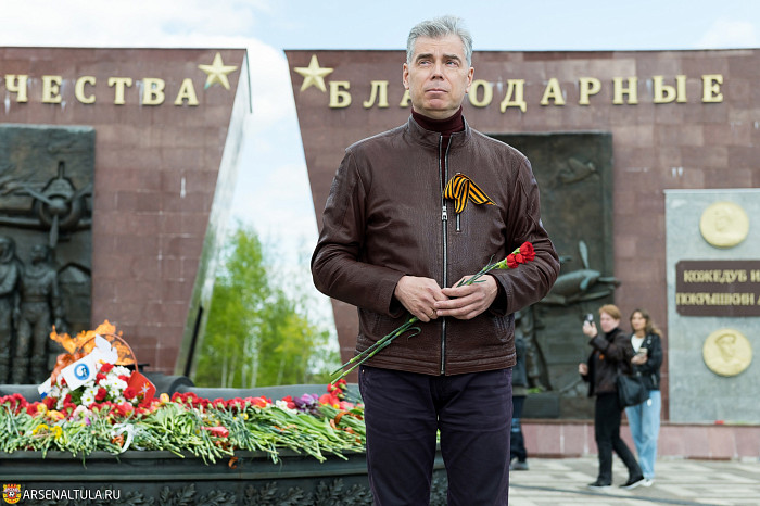 Футболисты «Арсенала» и волейболистки «Тулицы-2» возложили цветы к мемориалу «Защитникам неба Отечества»