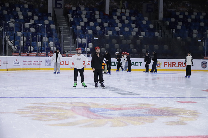 Сходил на бесплатные занятия и влюбился в лед: как тульских школьников учат кататься на коньках – фоторепортаж