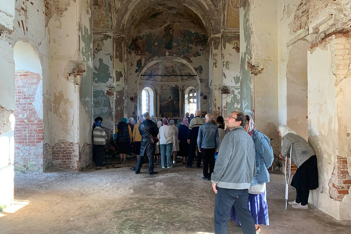 В Суворовском районе в заброшенном храме впервые прошло богослужение