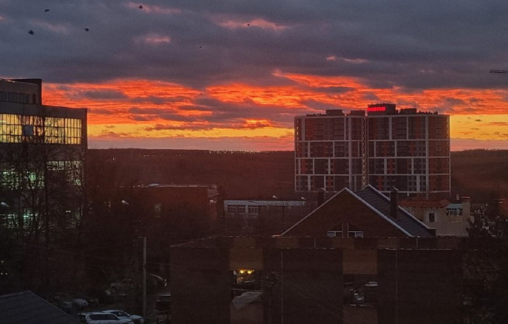 Туляки сфотографировали трехцветное небо над Тулой