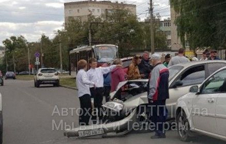 24-летнего водителя Chevrolet госпитализировали после ДТП на улице Металлургов в Туле