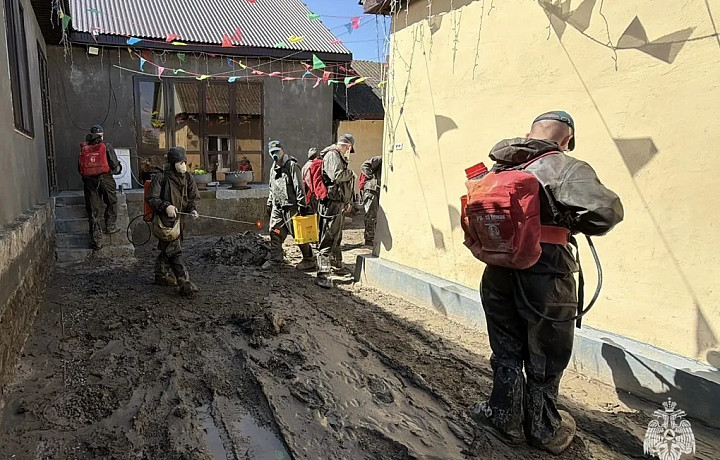 Тульские спасатели проводят дезинфекцию территории и объектов в Дагестане