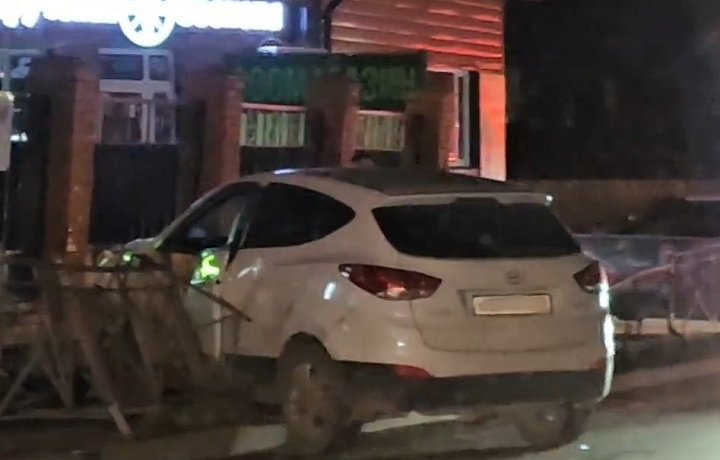 В Ясногорске на улице Заводской легковой автомобиль проломил забор и вылетел на тротуар