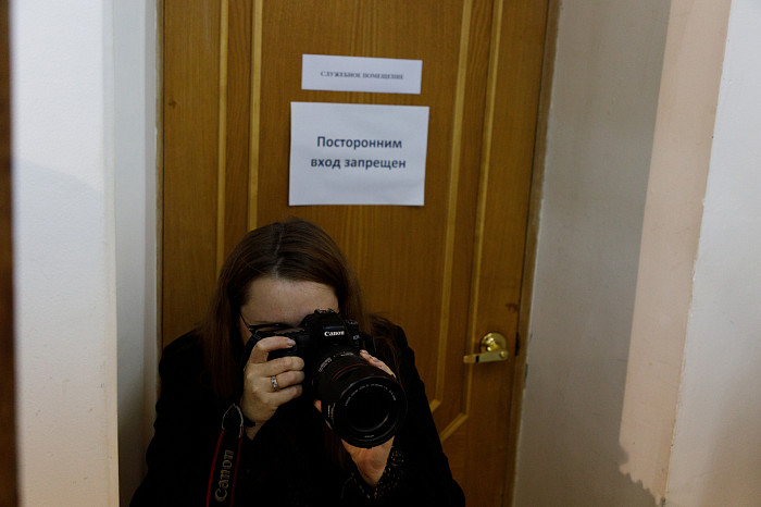 Таинственные маски и средневековые мотивы: в Туле открылась выставка художника Александра Майорова