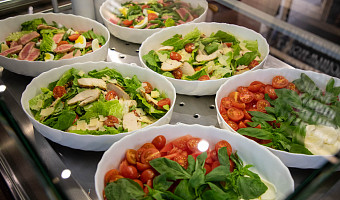 Диетолог рассказала, как облегчить новогоднее меню