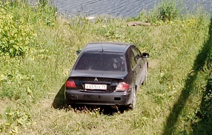 Брошенный автомобиль под Пролетарским мостом: Приехавшие на нем мужчины утонули в Упе