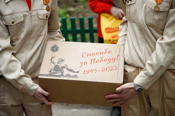 Тульские кадеты и студенты поздравили ветерана Великой Отечественной войны с наступающим Днем Победы