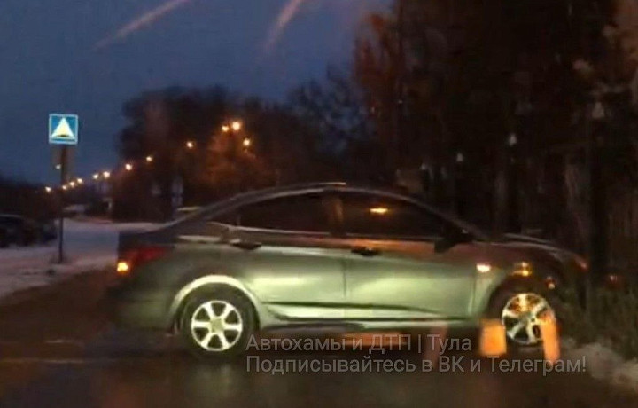 В Туле на набережной Дрейера легковушка врезалась в забор