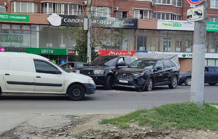 В Туле в районе Зеленстроя произошло тройное ДТП