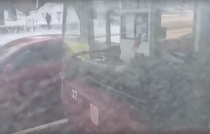 На пересечении проспекта Ленина и улицы 9 Мая в Туле столкнулись троллейбус и Toyota