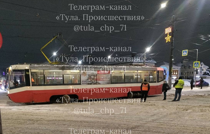 В Туле возле ТРЦ «РИО» трамвай сошел с рельсов