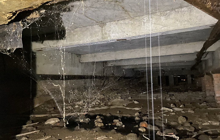 «Трубы не менялись со времен постройки»: жители дома на улице Приупской заявили, что три десятка лет в пятиэтажке не просыхает подвал