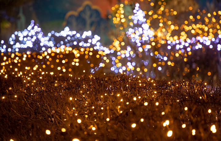 От штрафа в 500 рублей до лишения прав на годы: эксперт рассказал, как могут наказать за украшение автомобиля к Новому году