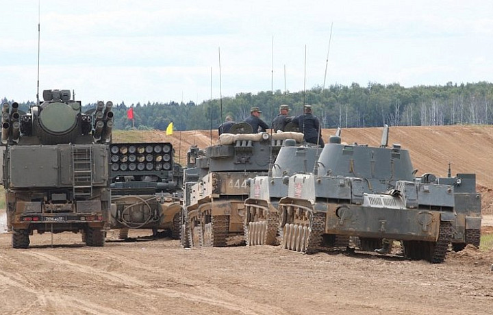 Владимир Путин призвал в кратчайшие сроки обеспечить поставку техники и вооружения в войска