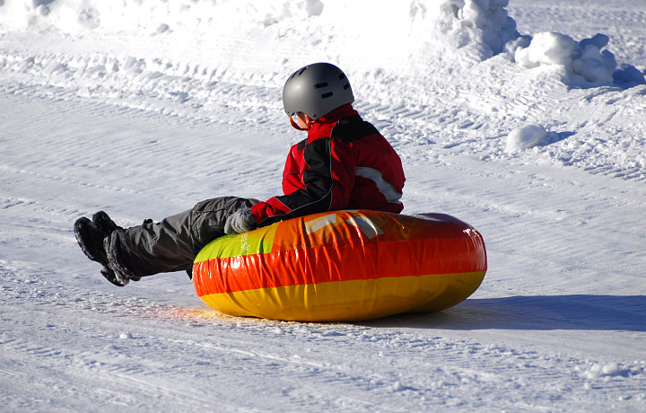 В Тульской Госавтоинспекции напомнили, почему нельзя кататься на тюбинге вблизи дорог