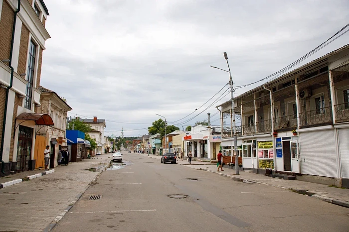 Пустеющая улица Пирогова в Туле: работа без вывесок и патрули ГИБДД