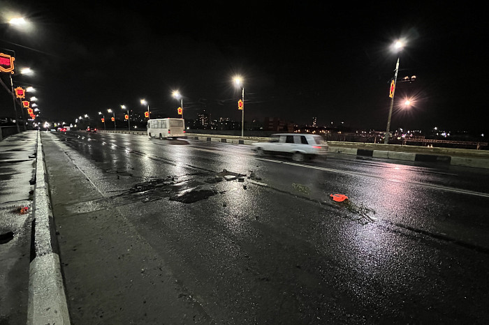 «Пробиты шины и покрышки, погнуты диски»: пострадавшие из-за ямы на Павшинском мосту в Туле автомобилисты рассказали подробности