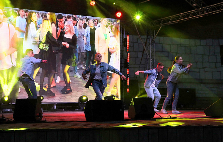 На Казанской набережной в Туле прошел Бал выпускников