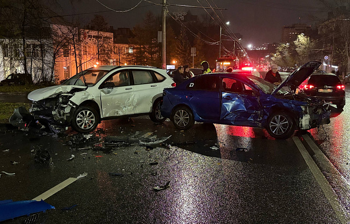 Появились фото с места серьёзного ДТП на Дмитрия Ульянова в Туле