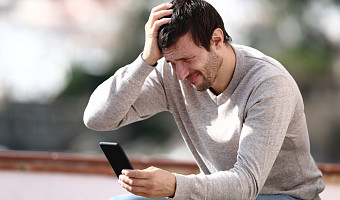 Все из детства: психотерапевт рассказал, откуда берется мужская скупость на эмоции