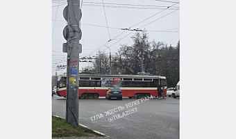 В Туле возле «Трех штыков» автомобиль каршеринга врезался в трамвай