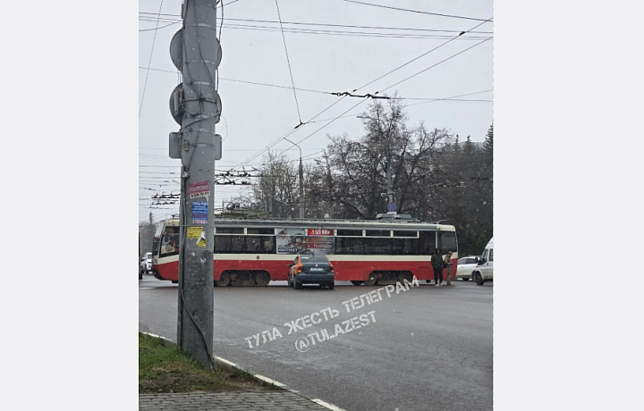 Трамвай перегородил проспект Ленина в Туле из-за ДТП с каршерингом