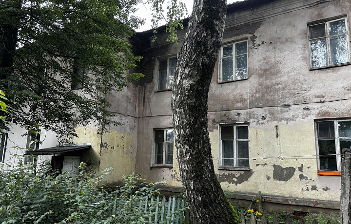 «Каждую ночь я слышу, как сыпется потолок»: в Туле шесть лет не могут расселить дом, который от разрушения спасает деревянная палка