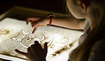 В Центральном парке Тулы проводятся занятия по рисованию песком