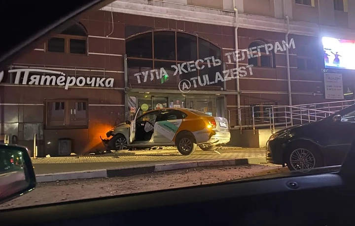 В Туле ночью 9 мая водитель на каршеринге врезался в магазин