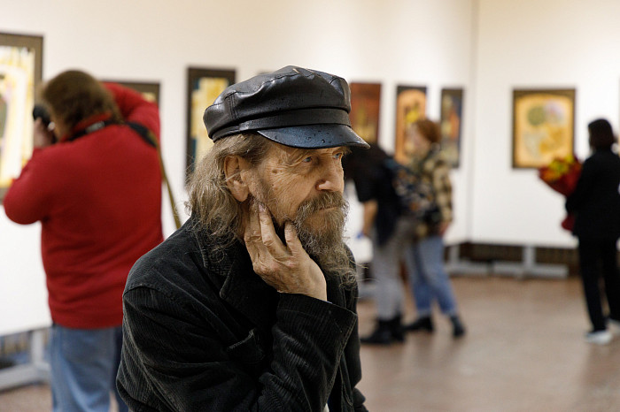 Таинственные маски и средневековые мотивы: в Туле открылась выставка художника Александра Майорова