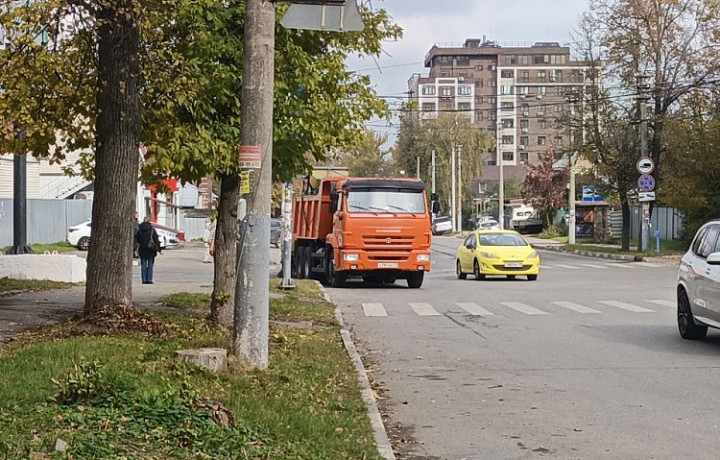 В Туле продолжается уборка дорог и тротуаров 8 октября