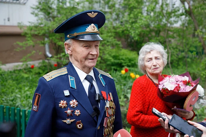 Тульские кадеты и студенты поздравили ветерана Великой Отечественной войны с наступающим Днем Победы