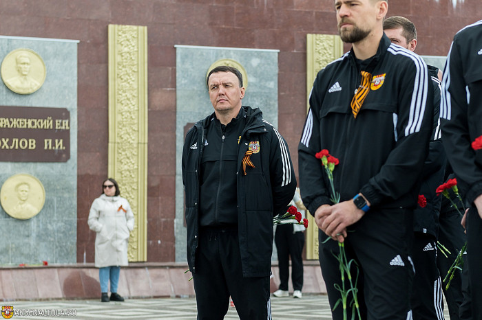 Футболисты «Арсенала» и волейболистки «Тулицы-2» возложили цветы к мемориалу «Защитникам неба Отечества»