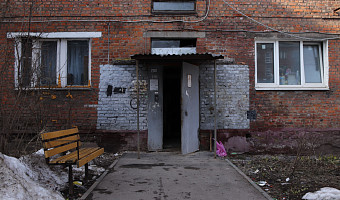 Многодетную семью из Тулы переселили из аварийного дома в заплесневелую коммуналку: власти судятся и не хотят давать новое жилье