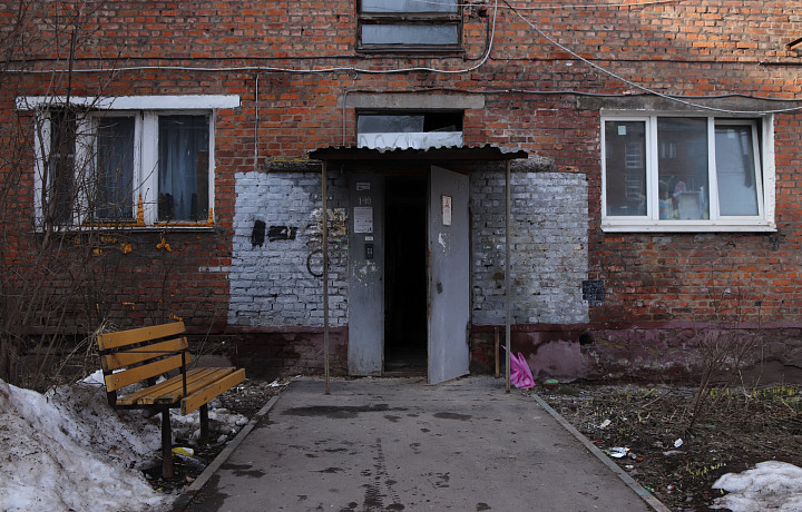 Многодетную семью из Тулы переселили из аварийного дома в заплесневелую коммуналку: власти судятся и не хотят давать новое жилье