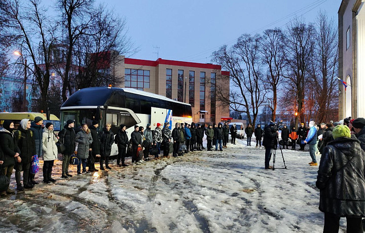 В Новомосковске 52 допризывника отправились на военные учебные сборы
