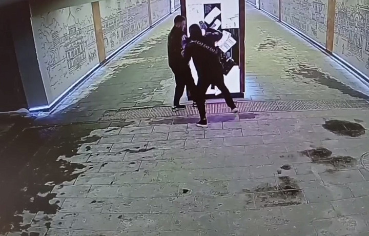 Жители Тулы требуют по всей строгости наказать вандалов, которые разбили новый экран в подземке на улице Мосина